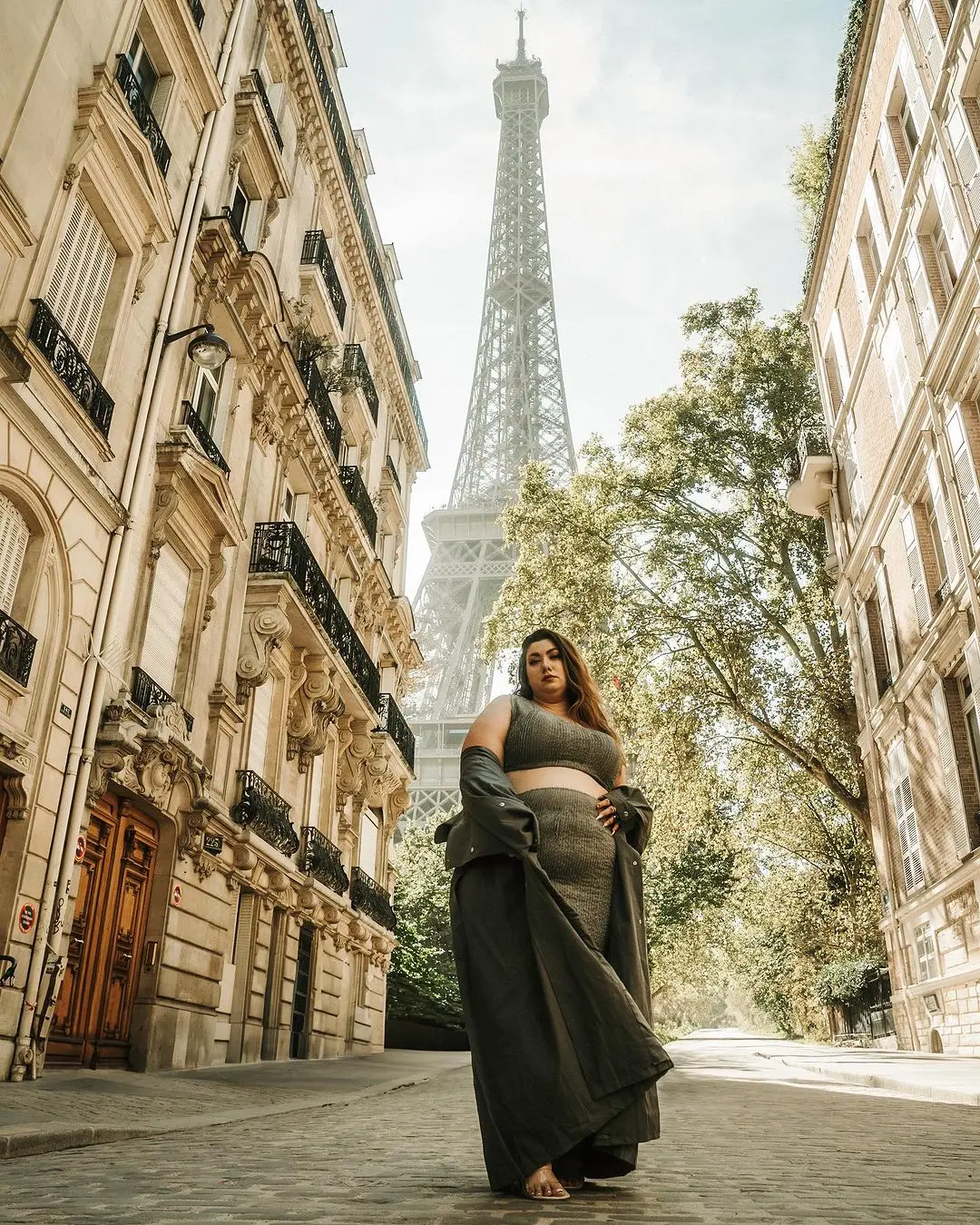Shooting photo grossesse rue de l'Université à Paris avec vue sur la Tour Eiffel