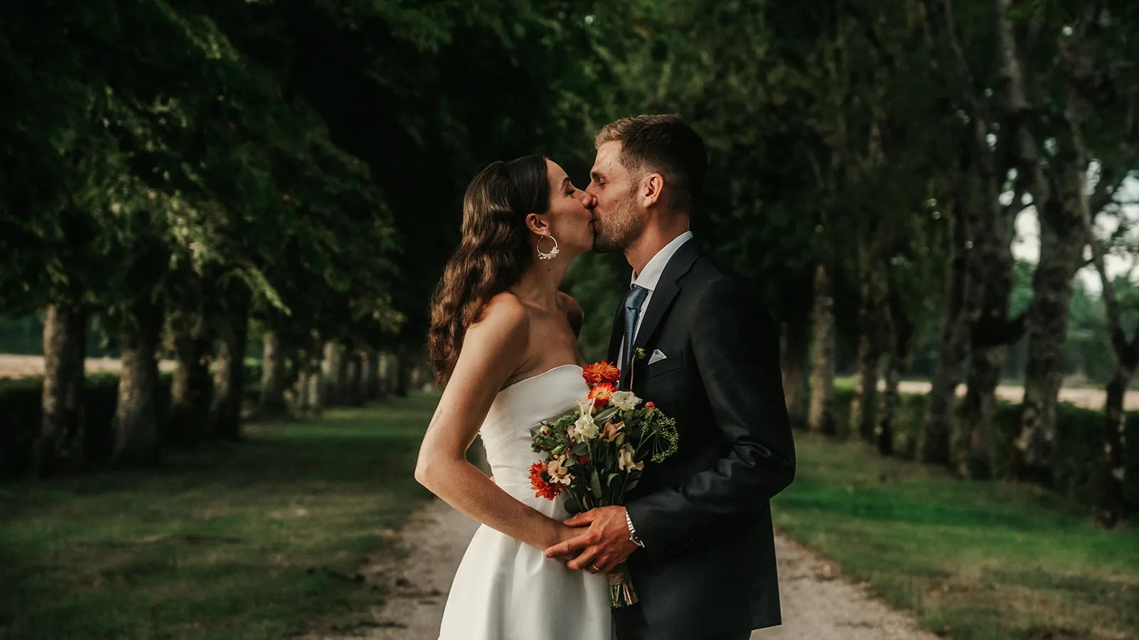 Séance photo couple mariés au coucher du soleil