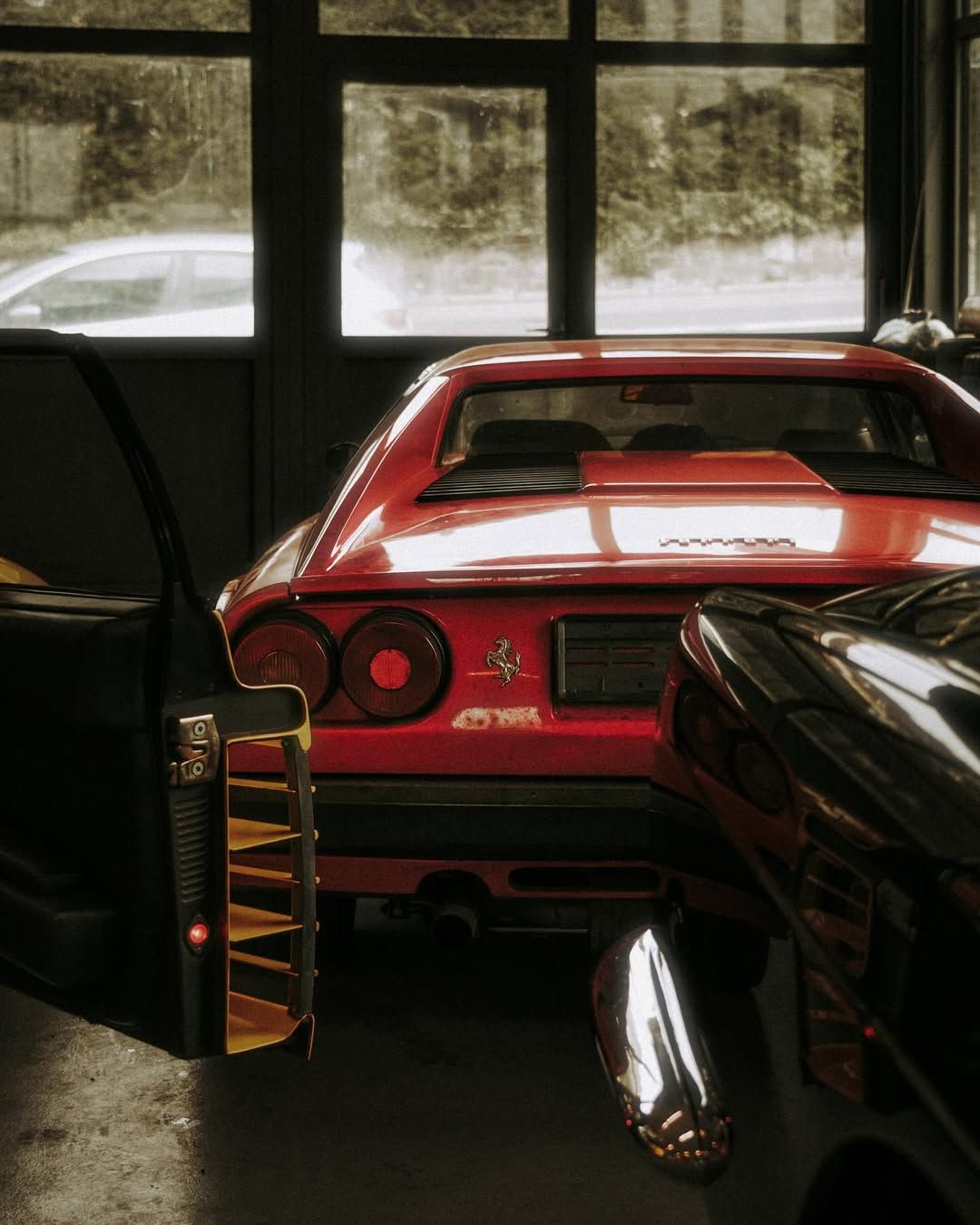 Ferrari&nbsp;align&eacute;es&nbsp;dans&nbsp;un&nbsp;garage&nbsp;priv&eacute;,&nbsp;photographi&eacute;es&nbsp;par&nbsp;Poly&nbsp;Prods