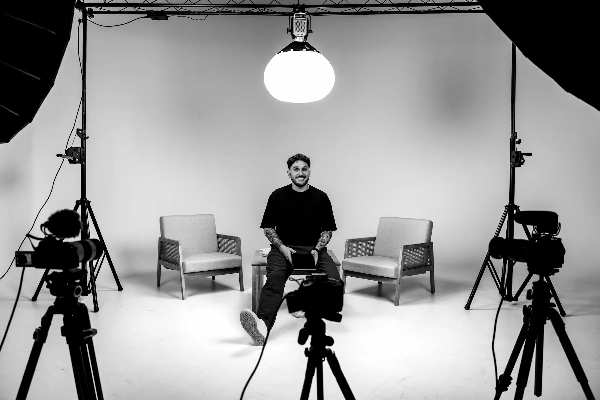 Lucas, fondateur de Poly Prods, en studio d'enregistrement