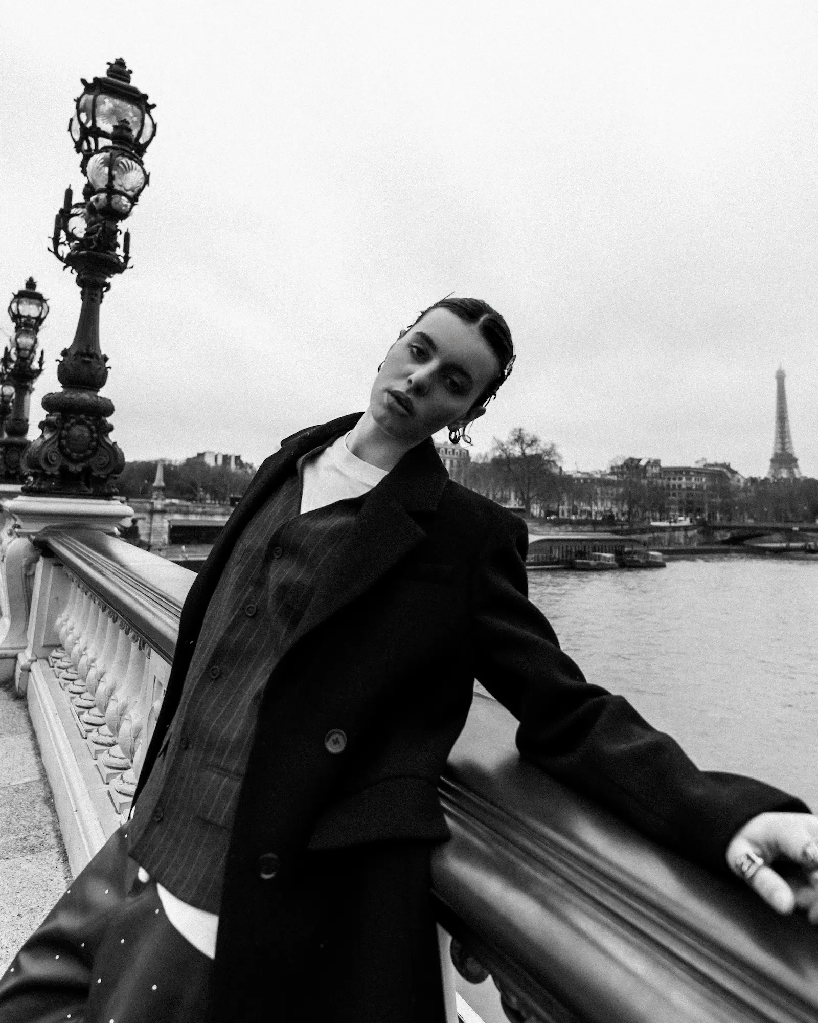 Portrait noir et blanc sur le Pont Alexandre III à Paris