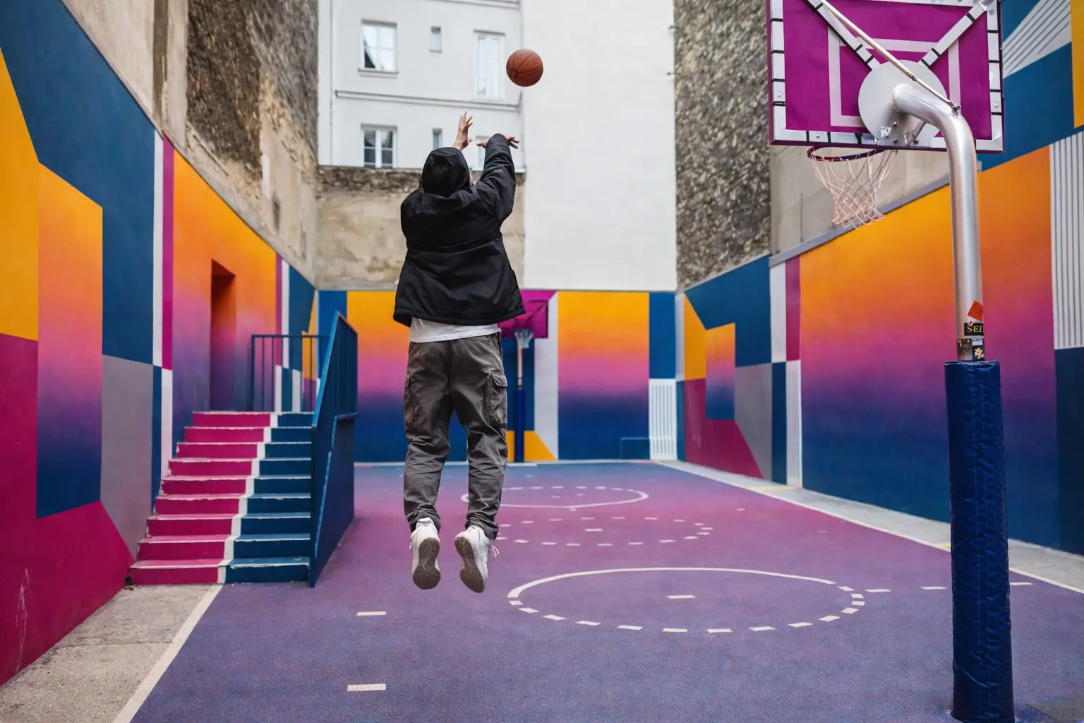 Terrain de basket coloré Playground Duperré à Paris