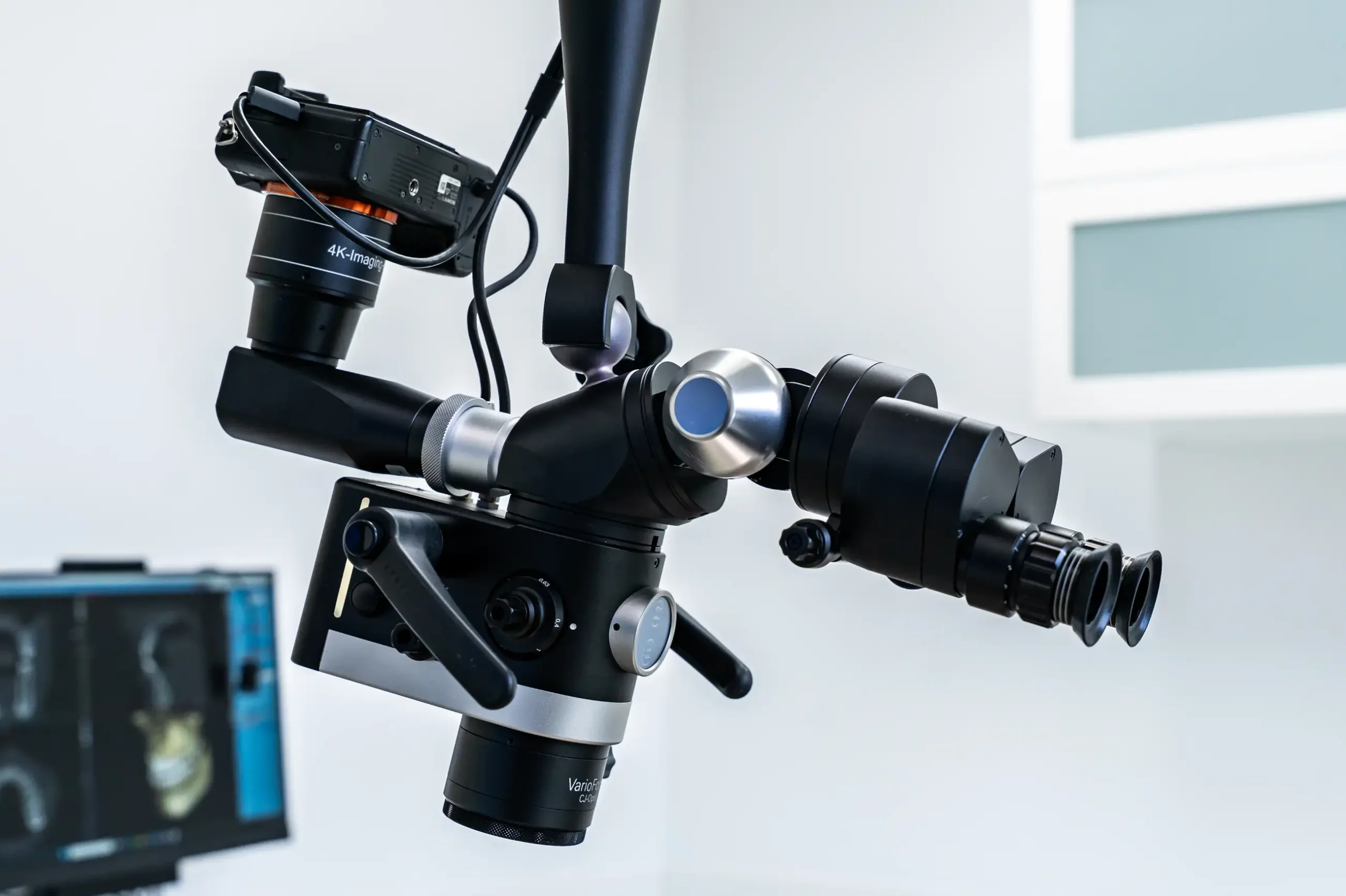 Microscope&nbsp;op&eacute;ratoire&nbsp;photographi&eacute;&nbsp;dans&nbsp;un&nbsp;cabinet&nbsp;dentaire